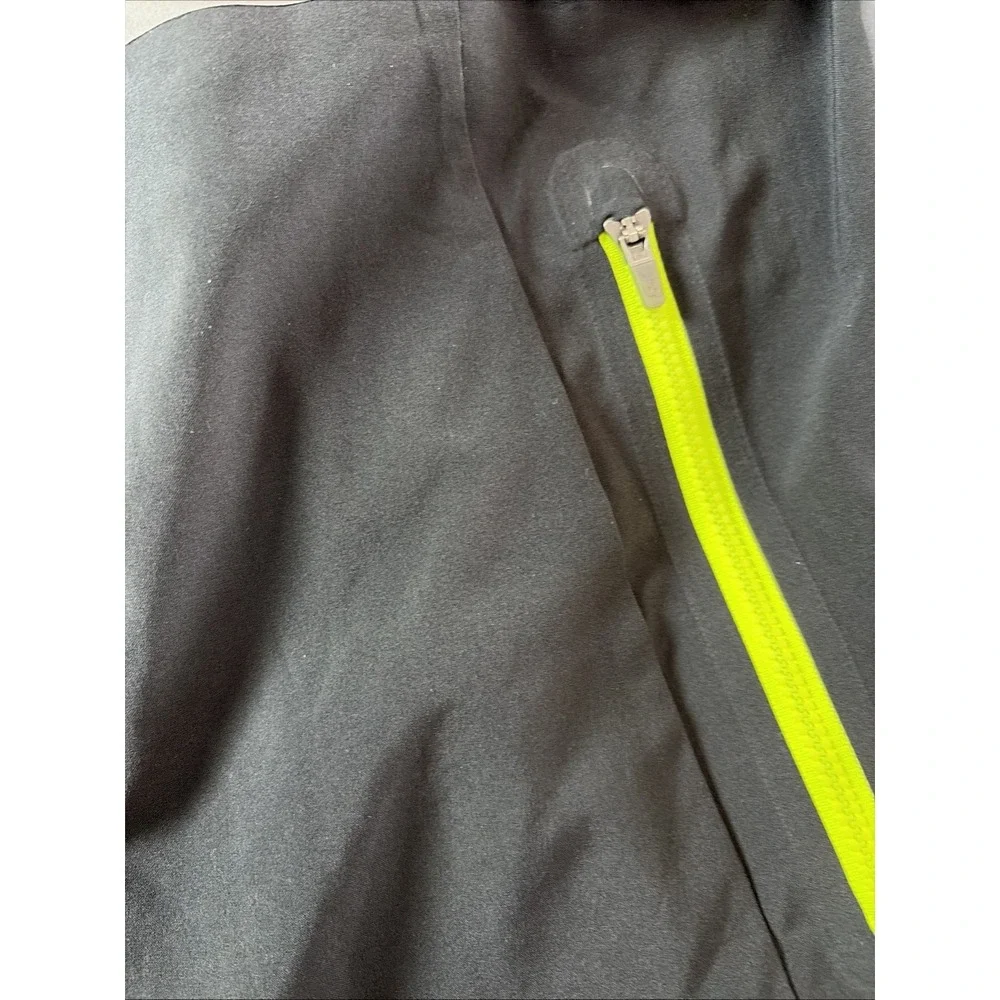 New Balance Beacon Vest (M) Black Athleisure Form Fitting Preppy Classic‎ Lines